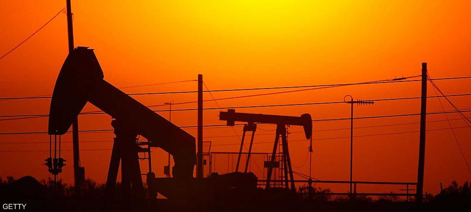 أسعار النفط تشهد هبوطا الاثنين