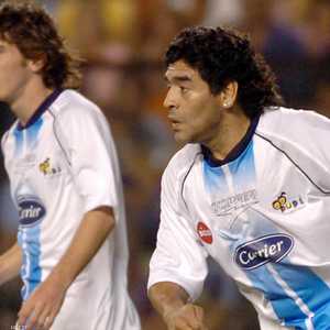 ميسي ومارادونا في فريق واحد