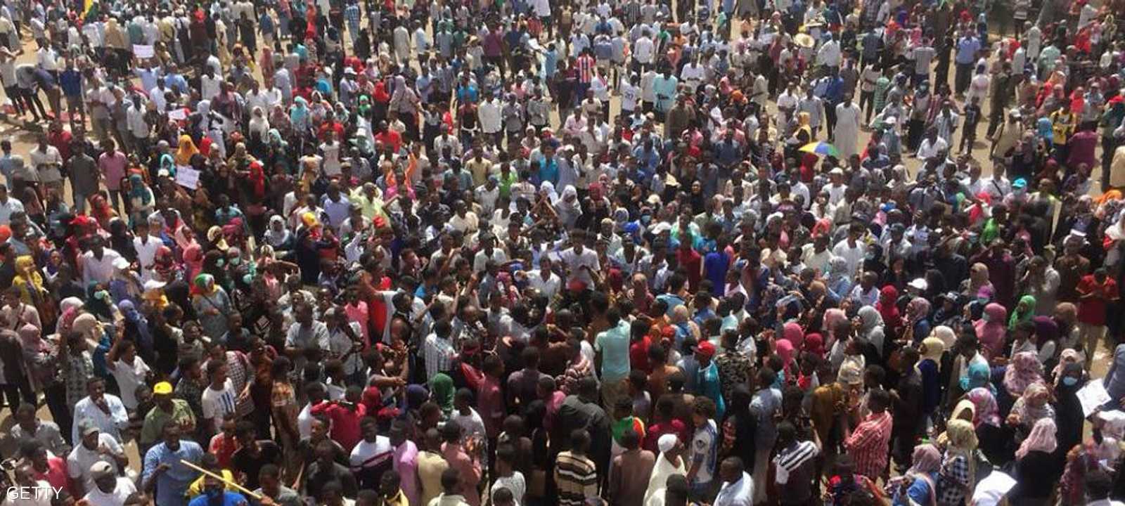 تجمع حشد من الرجال والنساء في الخرطوم