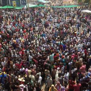 تجمع حشد من الرجال والنساء في الخرطوم
