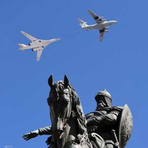 قاذفة نووية تحلق فوق تمثال الأمير يوري دولغوروكي