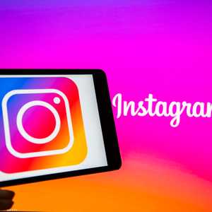 شركة فيسبوك قالت إنها أوقفت الحسابات.