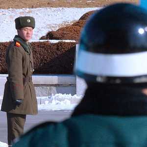 جنديان على جانبي حدود كوريا الشمالية والجنوبية