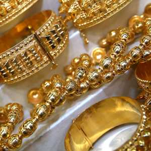 العلاقات التجارية الأميركية الصينية تلقي بظلالها على الذهب.