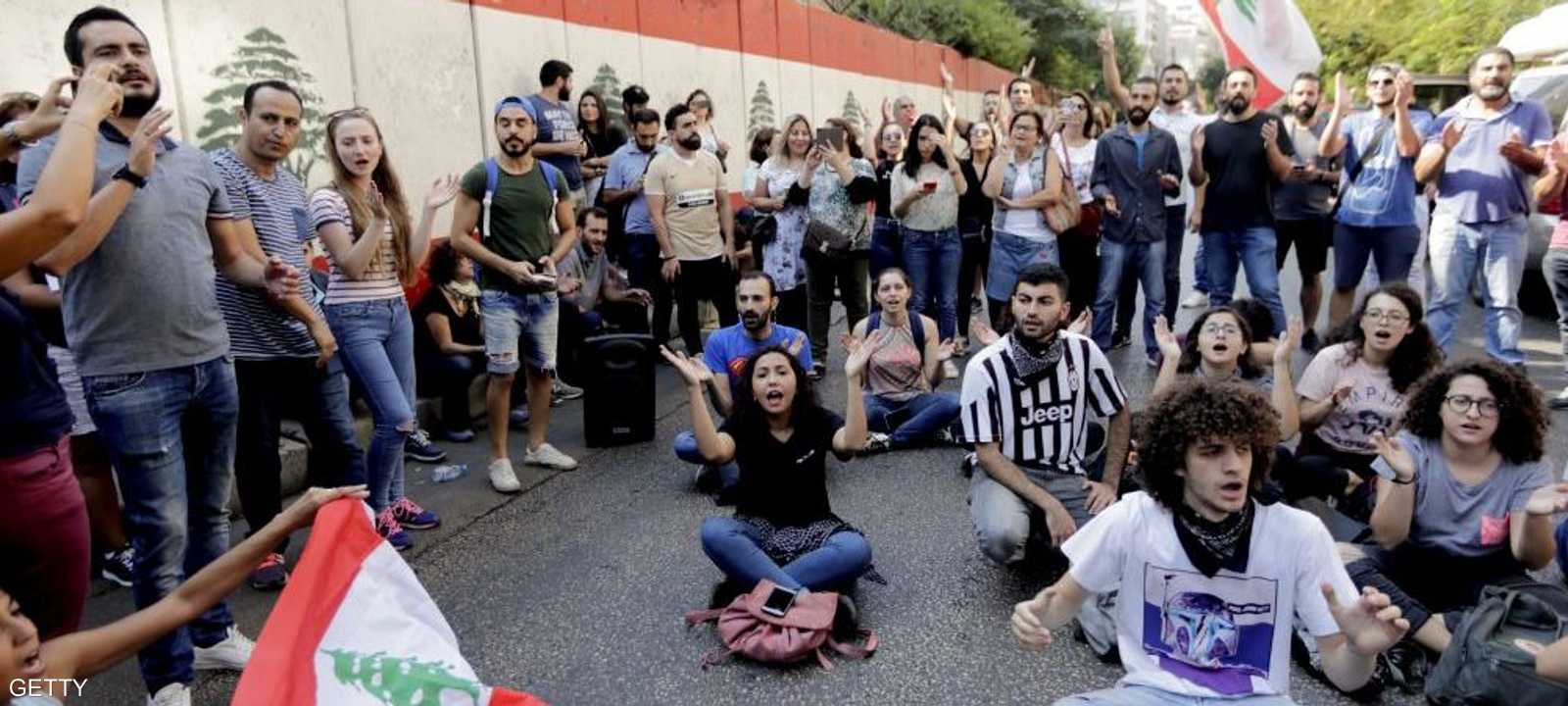 لا تزال البلاد تعاني من حالة من الشلل بفعل المظاهرات.