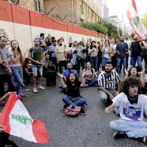 لا تزال البلاد تعاني من حالة من الشلل بفعل المظاهرات.