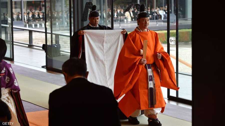 ارتدى ناروهيتو ثوبا برتقاليا وبنيا تقليديا صبغ بخشب شجرة يابانية وشمع ياباني، إضافة إلى غطاء رأس أسود مزينا بذيل مستقيم.