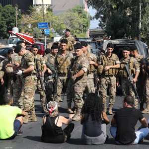 يواصل عشرات اللبنانيين احتجاجاتهم أمام مصرف لبنان