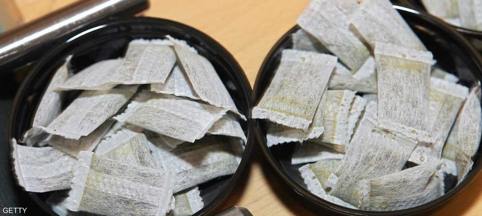 السنوس كيس صغير يوضع في الفم عند مستوى اللثة