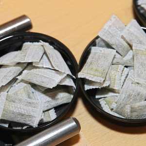 السنوس كيس صغير يوضع في الفم عند مستوى اللثة