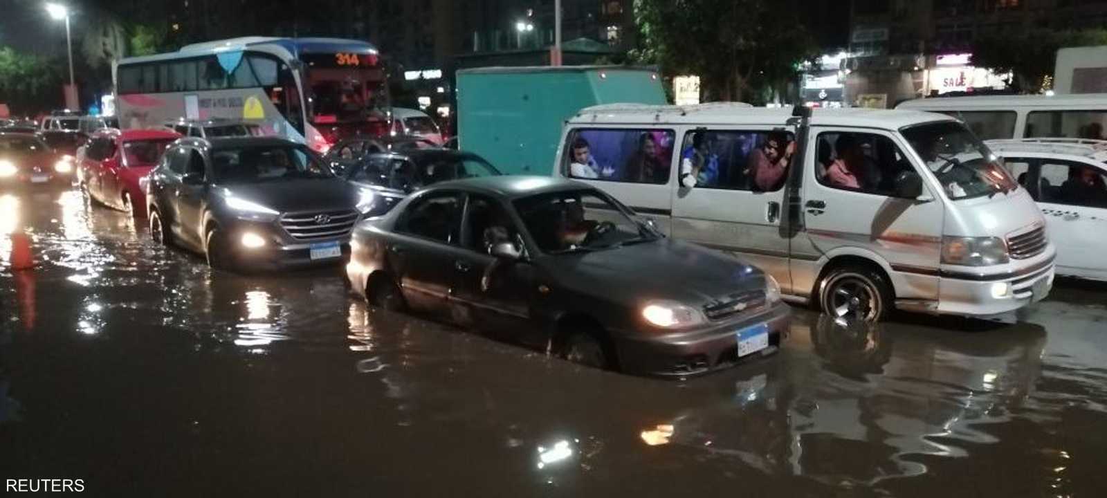 امتلأت شبكات الصرف الصحي بالمياه في مناطق ذات مناسيب منخفضة