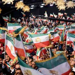 أعضاء مجاهدي خلق يلوحون بالأعلام الإيرانية بألبانيا "أرشيف"