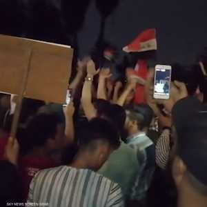 ردد المتظاهرون في ساحة التحرير هتافات ضد التدخل الإيراني.