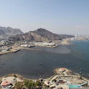 ينص الاتفاق على عودة رئيس الحكومة اليمنية إلى عدن