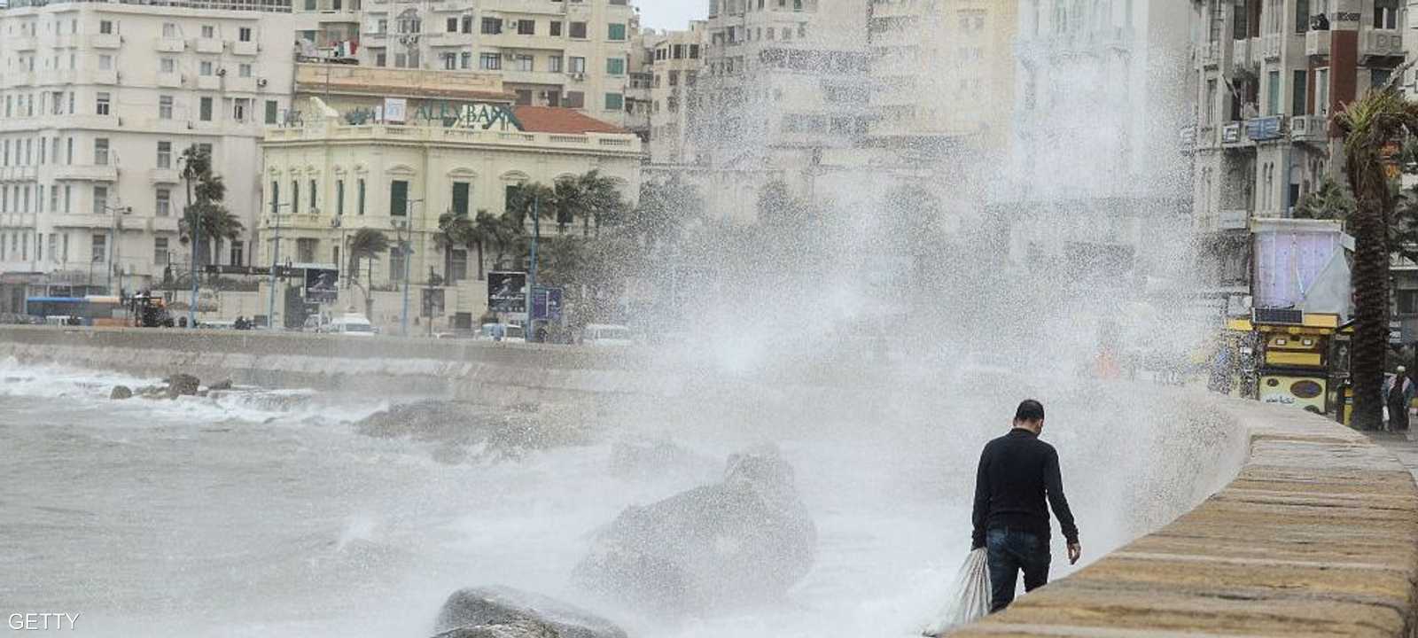 صورة أرشيفية لأمواج عاتية في مدينة الإسكندرية