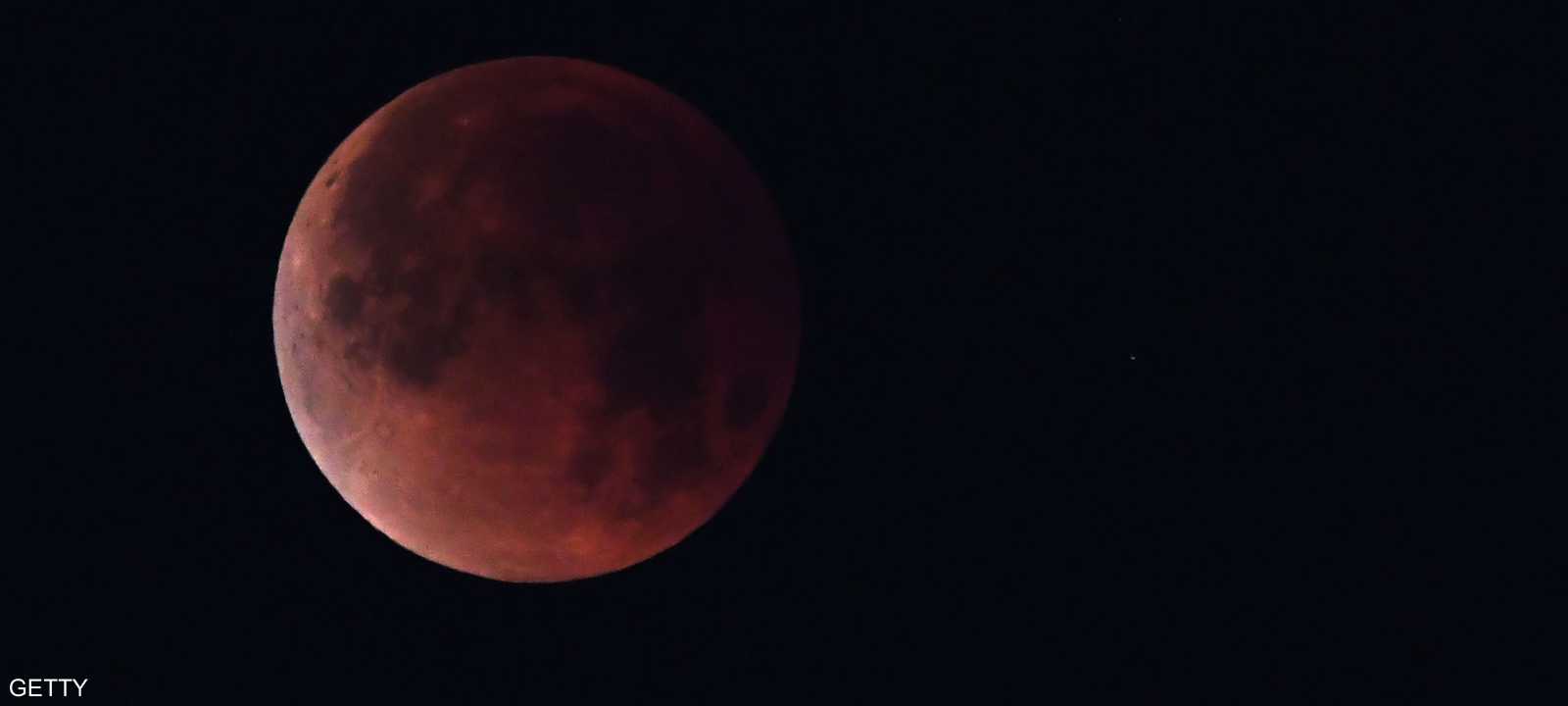 أكبر مسؤول في ناسا يعتقد أن باطن القمر يحتوي ماء متجمدا