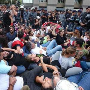 متظاهرون يرفضون فض اعتصامهم في بيروت