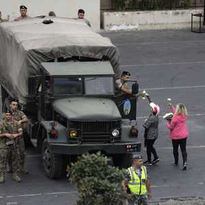 إغلاق الطرقات في لبنان لا يزال يشل الحياة في البلاد.