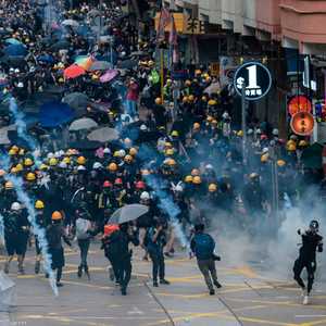 الشرطة الصينية أثناء قمعها لمحتجين في هونغ كونغ