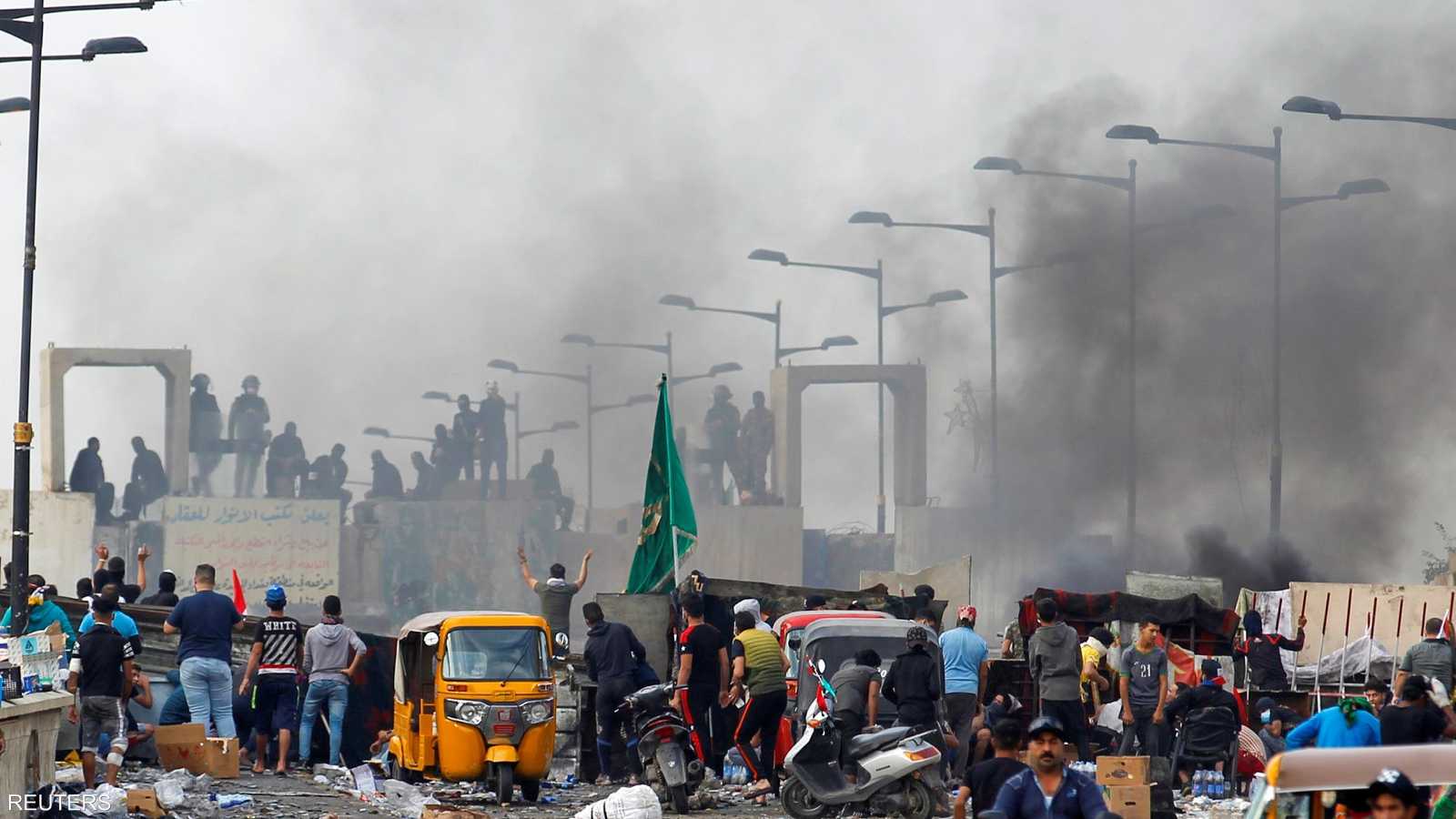 قتل بعض المتظاهرين بالرصاص الحي.