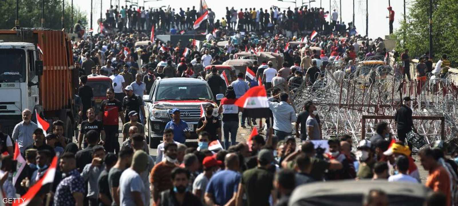 واصل العراقيون الاحتشاد رغم تخطي حصيلة القتلى 60 شخصا.