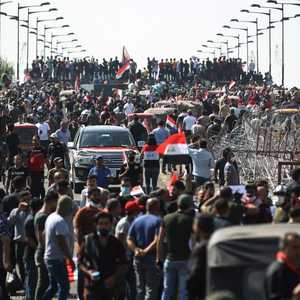 واصل العراقيون الاحتشاد رغم تخطي حصيلة القتلى 60 شخصا.