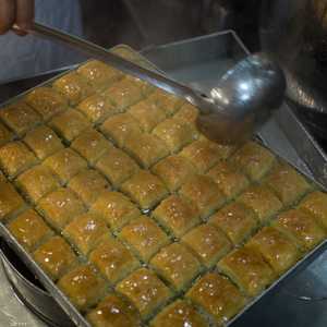 السكر المضاف يتم وضعه على الحلويات والمشروبات الغازية.