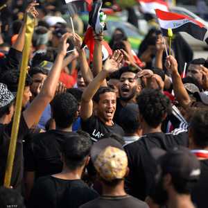 المحتجون العراقيون يطالبون بـ"إسقاط النظام".