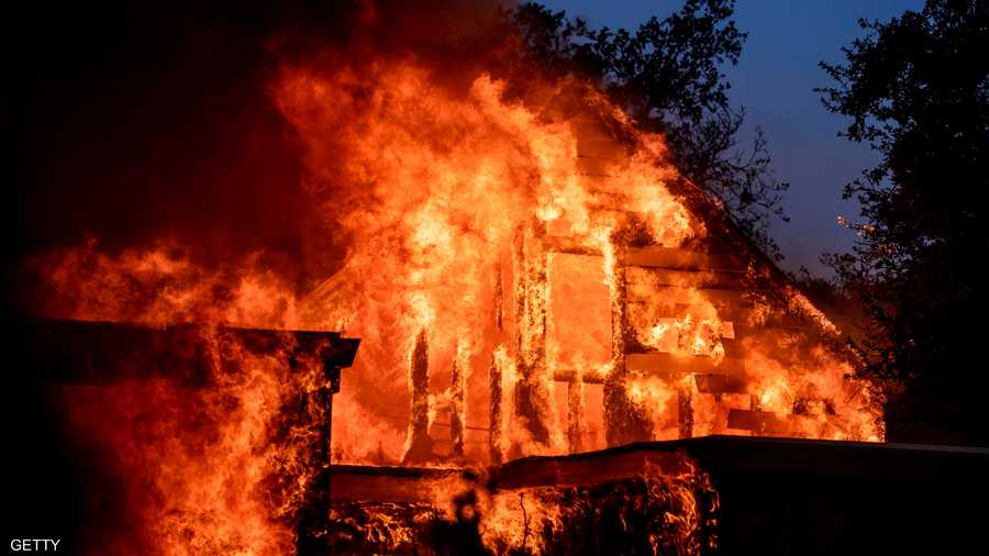 الحرائق أدت إلى انقطاع الكهرباء عن نحو مليون منزل.