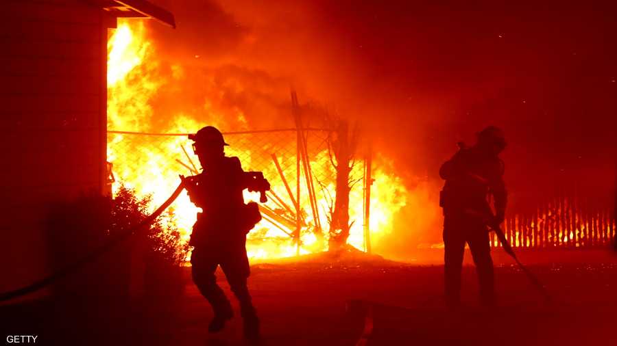 يكافح نحو 3 آلاف شخص الحريق المعروف باسم "كينكيد".