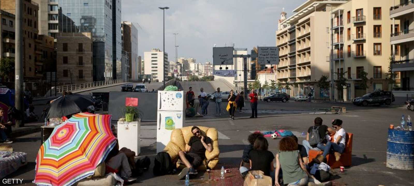 متظاهرون يغلقون جسر الرينغ وسط بيروت