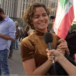 متظاهرة لبنانية بعيد الإعلان عن استقالة الحريري