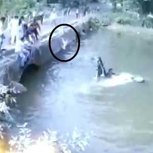 السائق ألقى طفله لينقذه الآخرون