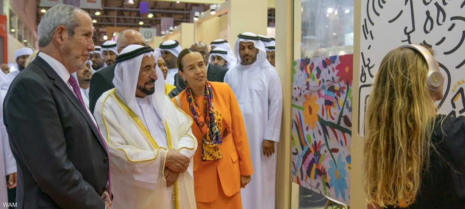 سلطان بن محمد القاسمي يتفقد الأجنحة المشاركة في معرض الكتاب