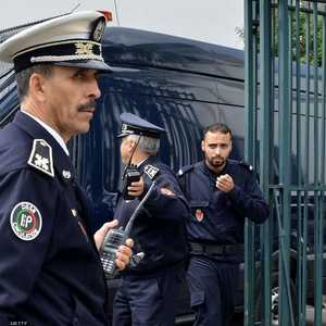 صورة أرشيفية لرجال أمن خارج المحكمة المختصة بقضية السائحتين