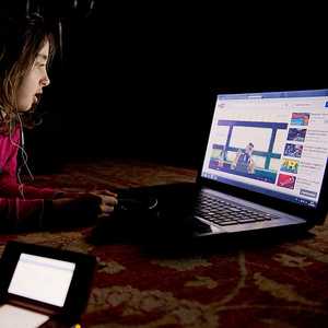 تنامي نسبة الأطفال والمراهقين الذين يستخدمون الإنترنت