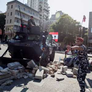 مركبة تابعة للأمن اللبناني تعيد فتح طريق جسر الرينغ ببيروت