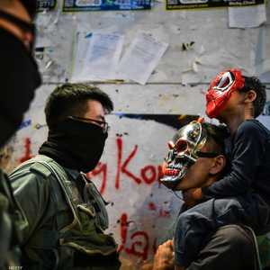 المتظاهرون بدأوا في وضع أقنعة الهالوين رغم حظر الأقنعة