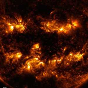 الضوء المنبعث من السديم يظهر كوجهه حبة يقطين الهالوين