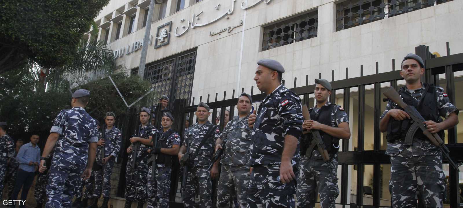 البنوك اللبنانية فتحت أبوابها الجمعة بعد إغلاق لأسبوعين.