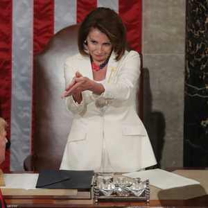 بيلوسي تتمسك بالمساءلة وترامب ينفي ارتكاب أي مخالفات.