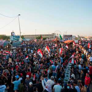 المحتجون لا يزالوان يصرون على رحيل النخبة السياسية الحاكمة.