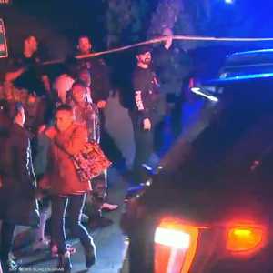 المشاركون في الحفلة يغادرونها بعد وصول الشرطة