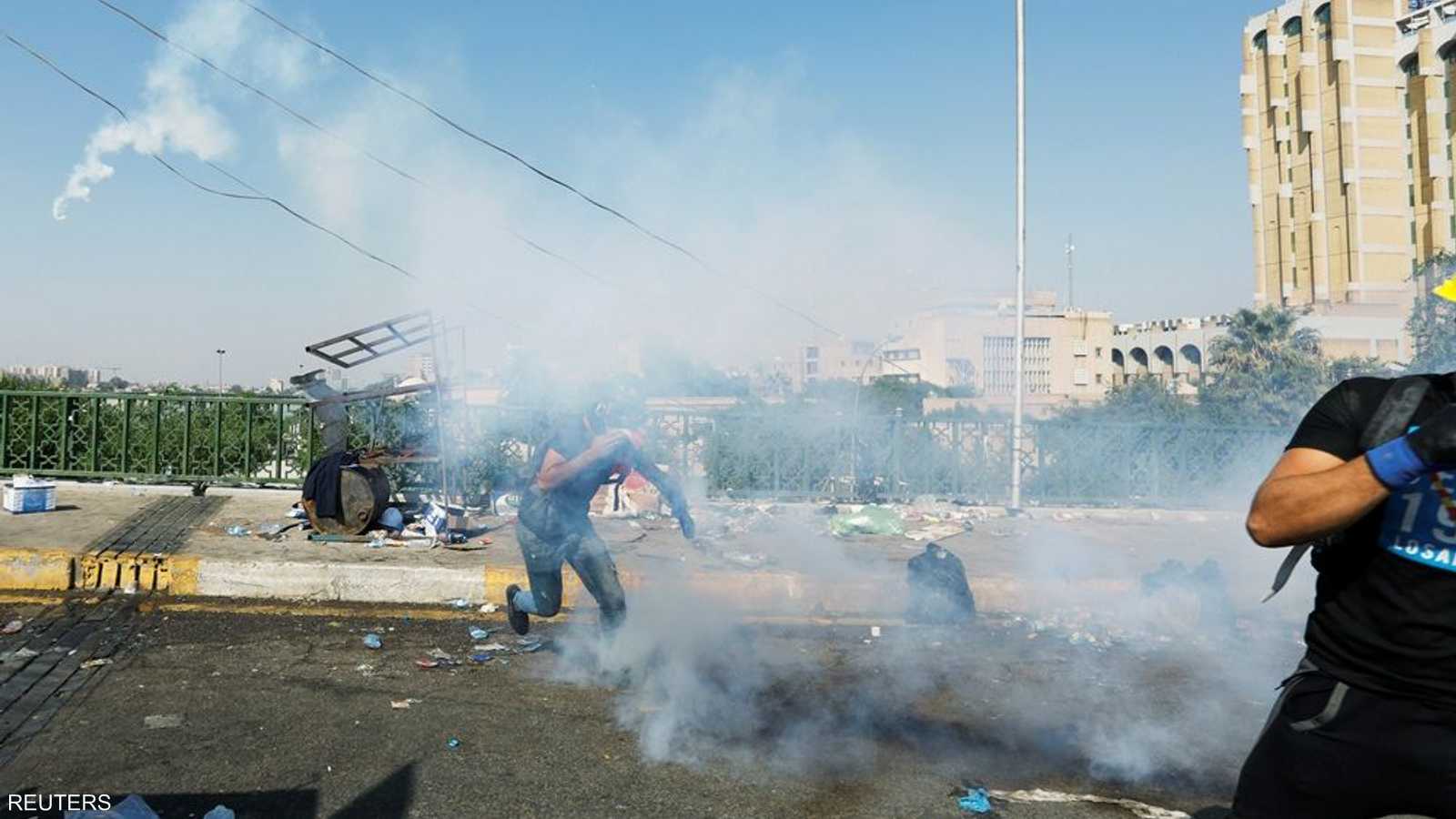 أحد المتظاهرين يفر من الغاز المسيل للدموع خلال مظاهرات