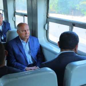 وزير النقل المصري يقوم يجولة تفقدية في أحد القطارات
