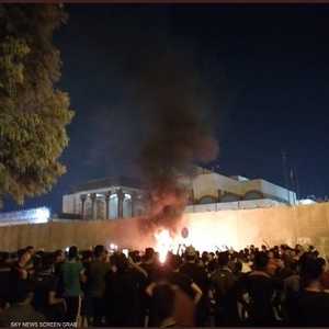 متظاهرون يهاجمون القنصلية الإيرانية في كربلاء