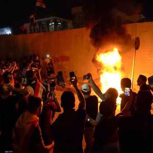 متظاهرون أمام القنصلية الإيرانية في كربلاء