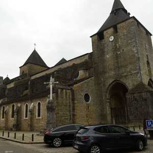 الكاتدرائية تعود إلى العصور الوسطى وتقع جنوب غربي فرنسا