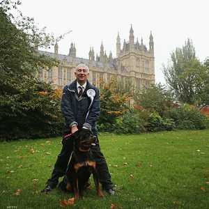 لينزي هويل وكلبه في لقطة أرشيفية