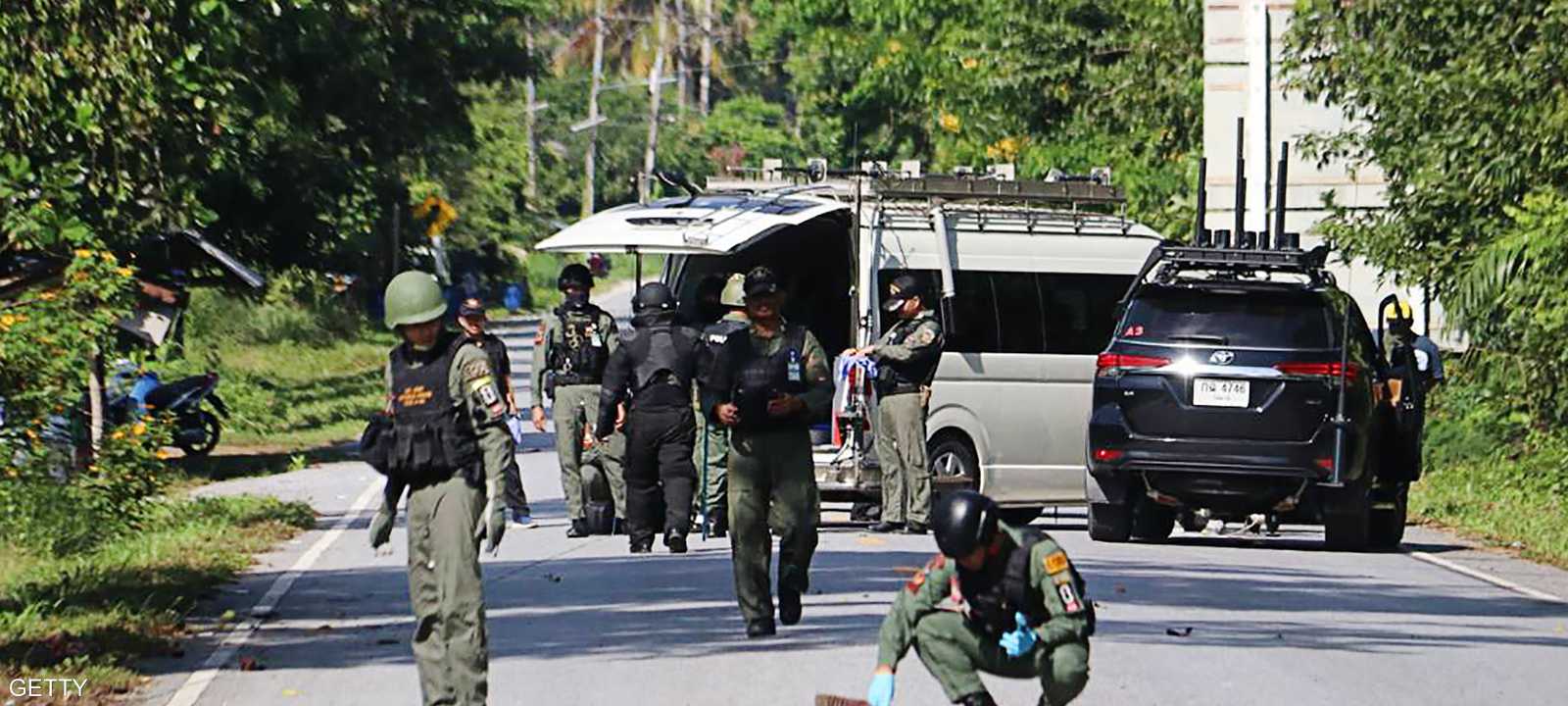 أفراد من وحدة المتفجرات في الجيش التايلاندي في مكان الحادث.